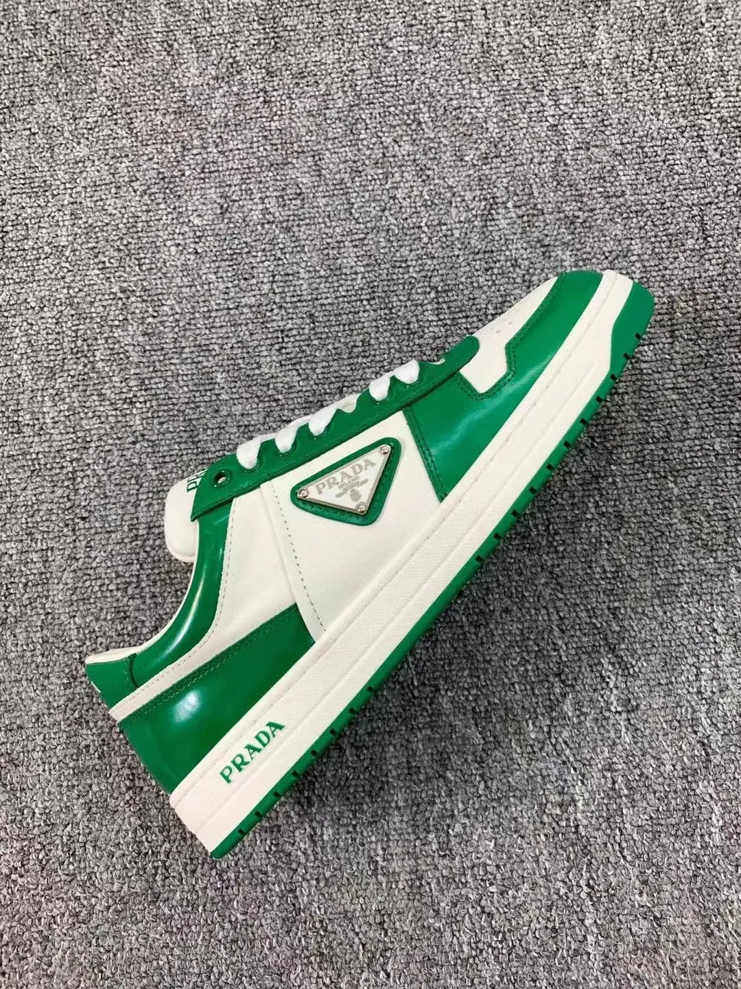 P380 Yuan 38-45 Prada Prada’s new men’s leather sports shoes, the highest version on the market, any comparison is welcome🆚! The original leather has excellent texture and is super high-end! Fetal sheep net lining imported from Italy, removable pad! Luxurious materials and fine workmanship, highly recommended!